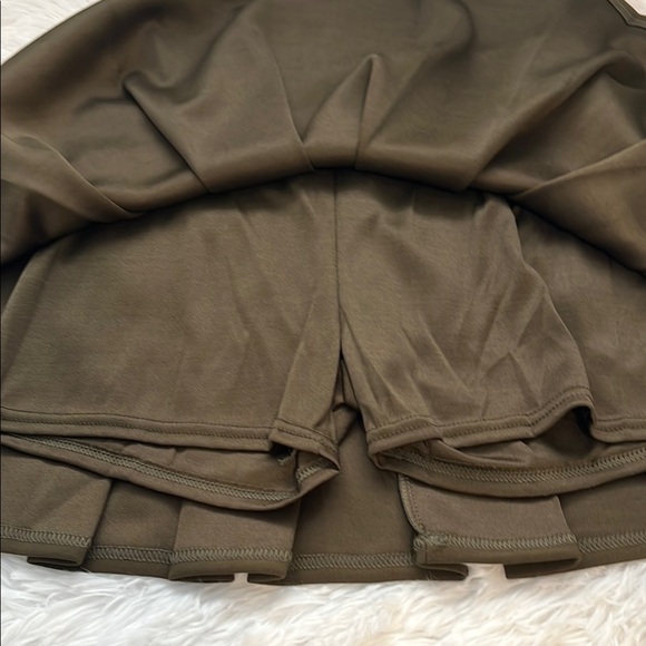 Chic Green Mini Skater Skirt with Pleats - Picture 5 of 5